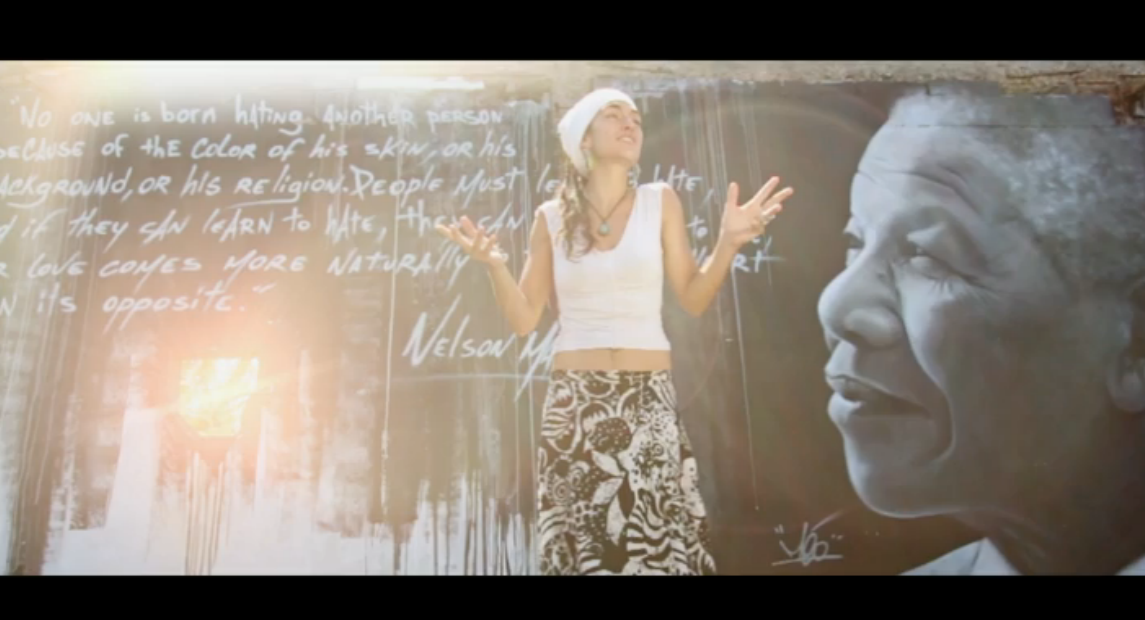 Clip video Dear Poppa Mandela chanté par Tiki Jade, La Ezunion